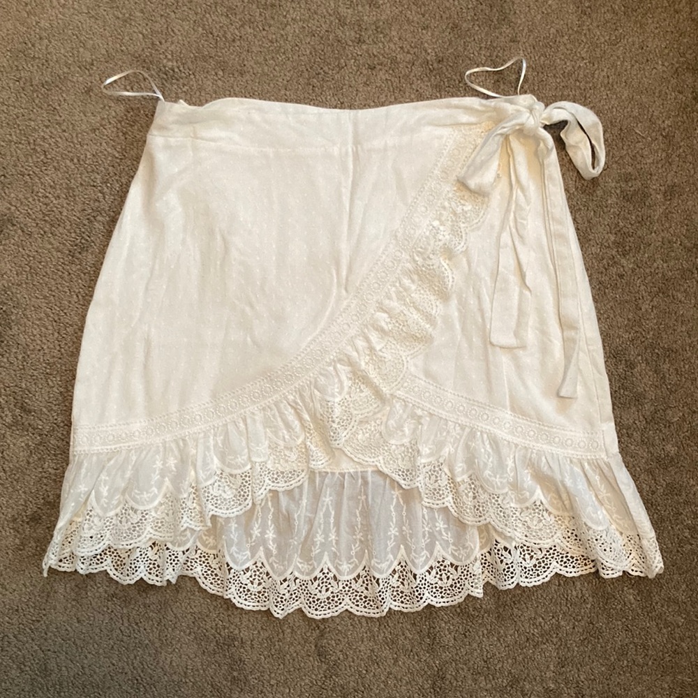 NWT Allie Rose white asymmetrical wrap skirt w/ embroidered/lace details, Large